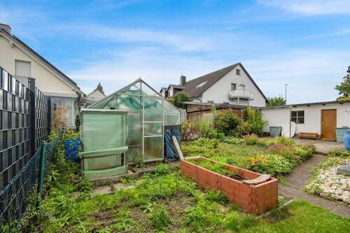 Garten mit Gewächshaus - 