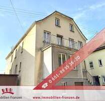 Klüsserath: stark sanierungsbedürftiges Einfamilienhaus mit geräumigem Nebengebäude, Garage und Gewölbekeller !