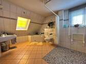 Tageslicht-Bad - 8 Zimmer Mehrfamilienhaus, Wohnhaus in Bempflingen