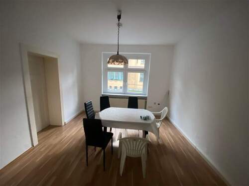 Wohnzimmer- Schlafzimmer davon abgehend - 