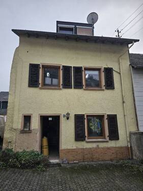 Bild 1 - Kernsanierungsbedürftiges Haus mit viel Potenzial