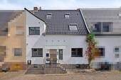 Straßenansicht - 7 Zimmer Reihenmittelhaus in Hürth