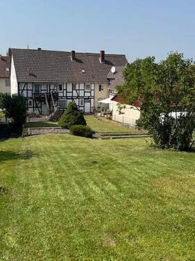 Grundstück mit Blick zum Haus - 5 Zimmer Doppelhaushälfte in Guxhagen
