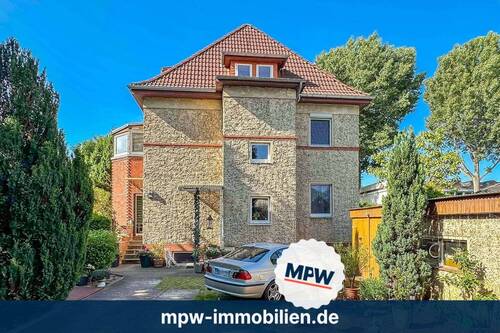 Hausansicht - Dreimal Miete, einmal Stil - Altbau-Perle in Johannisthal