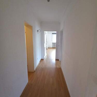 Flur mit Blick ins Wohnzimmer - 