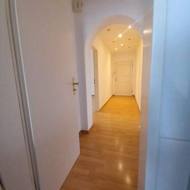 Flur - 3 Zimmer Etagenwohnung zum Kaufen in Haar b. München