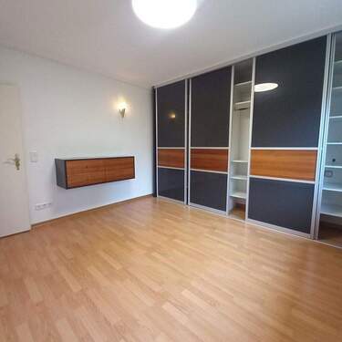 Schlafzimmer mit Einbauschrank - 