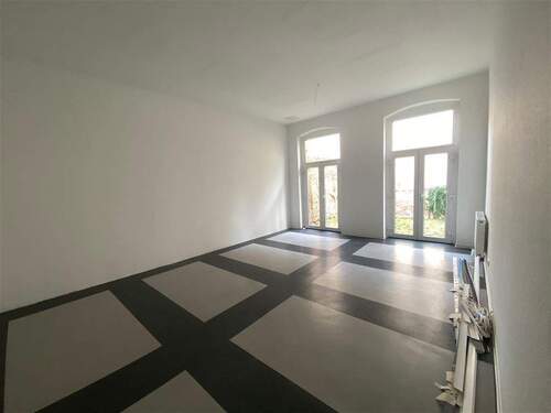 großes Zimmer hofseitig mit Gartenzugang - Etagenwohnung mit 197,30 m&sup2; in Halle zur Miete