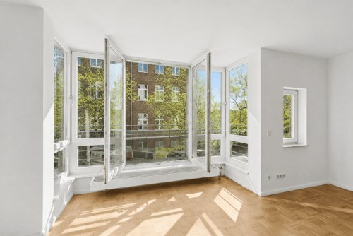 Große Fensterfront - 3 Zimmer Etagenwohnung in Berlin