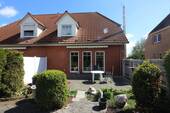 Vorderansicht mit Terrasse - Doppelhaushälfte mit 160,40 m&sup2; in Wees zum Kaufen