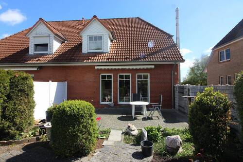 Vorderansicht mit Terrasse - Doppelhaushälfte mit 160,40 m&sup2; in Wees zum Kaufen