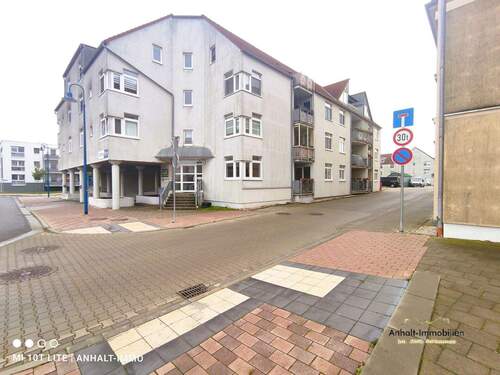 Hausansicht (2) - Schöne 3-Raumwohnung im Erdgeschoss mit Einbauküche