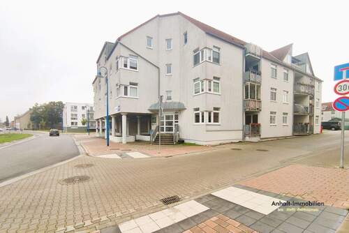 Hausansicht - 3 Zimmer Etagenwohnung zur Miete in Bitterfeld