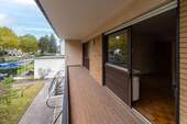 Balkon mit Blick in den Garten - 