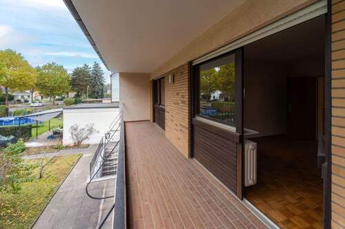 Balkon mit Blick in den Garten - 