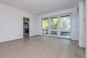 Wohnzimmer mit Balkonzugang - 