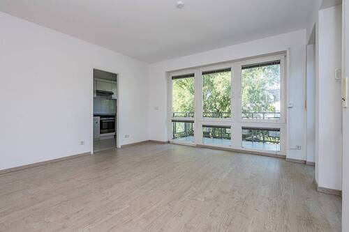 Wohnzimmer mit Balkonzugang - 