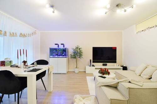 Lichtdurchflutetes Wohnzimmer - 2 Zimmer Etagenwohnung zur Miete in Reinbek