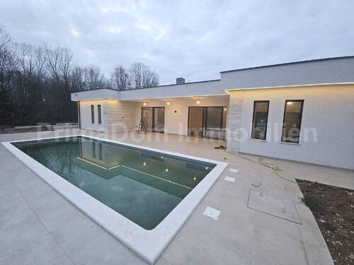 Bungalow mit Pool -Bezugsfertig - 