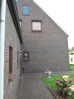 Seitlicher Blick auf das Haus - 4 Zimmer Doppelhaushälfte zum Kaufen in Berne/Bardenfleth