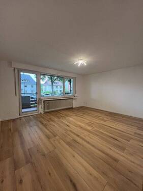 Wohnzimmer mit Balkon - 