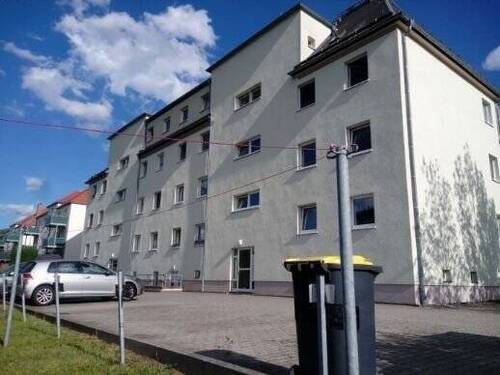 Außenansicht mit Parkplätzen im Hof - 2 Zimmer Etagenwohnung in Zwickau