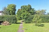 Garten mit Weg zum Haus - 
