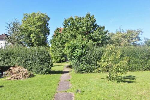 Garten mit Weg zum Haus - 