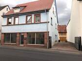 Außenansicht mit Schaufenster - 