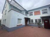 Vorderhaus mit Nebengebäude - 