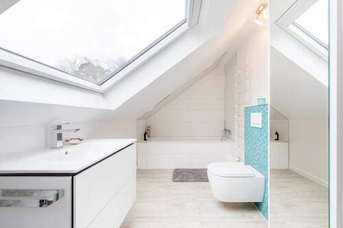 Modernes Vollbad mit Fenster - 