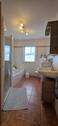 Bad mit Badewanne und großer Dusche - 