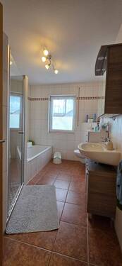 Bad mit Badewanne und großer Dusche - 