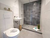 Bad mit Dusche - Fitness im Alltag, Entspannung zu Hause - schöne Wohnung mit großer Dusche