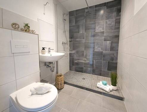 Bad mit Dusche - Fitness im Alltag, Entspannung zu Hause - schöne Wohnung mit großer Dusche