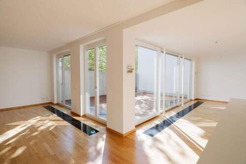 offener Wohnbereich mit Atrium - 