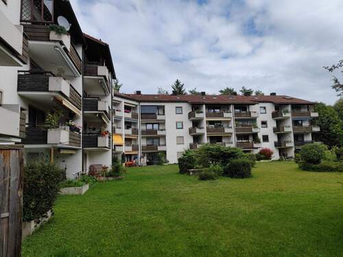 Innenhof-Grünfläche - +++praktische 2 Zi.-Whg. mit Balkon und TG-Stellplatz +++