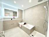 Bad mit Wanne + Dusche - 