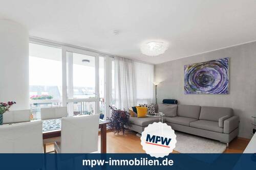 Wohnzimmer - Lichtdurchflutete Wohnung: mit Tiefgarage, viel Komfort & Balkon