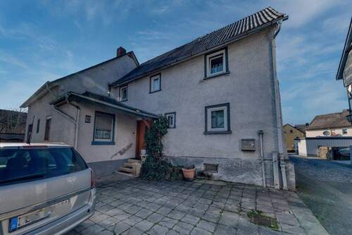 Seitenansicht - 8 Zimmer Mehrfamilienhaus, Wohnhaus zum Kaufen in Aßlar