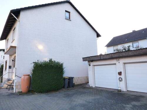 Einfahrt zu den Garagen - 