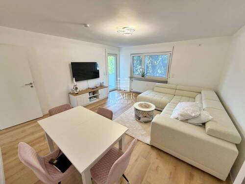 Wohnzimmer - Kernsanierte 3-Zimmer-Wohnung mit zusätzlichem DG-Zimmer in begehrter Lage von Neckarsulm