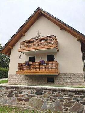 Hausansicht von der Seite - 2 Zimmer Etagenwohnung zur Miete in Thalheim/Erzgebirge
