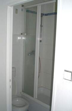 Duschbad Ansicht 2 - 1 Zimmer Etagenwohnung in Berlin