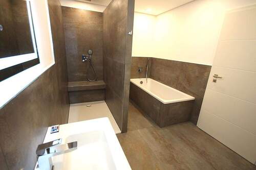 Bad mit Dusche und Badewanne - 