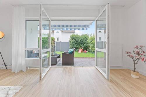 Wohnzimmer - Lass die Sonne rein: Bezugsfreies Reihenhaus in Nürtingen-Enzenhardt frisch renoviert