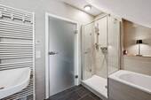 Tageslichtbad mit Badewanne und Dusche - 