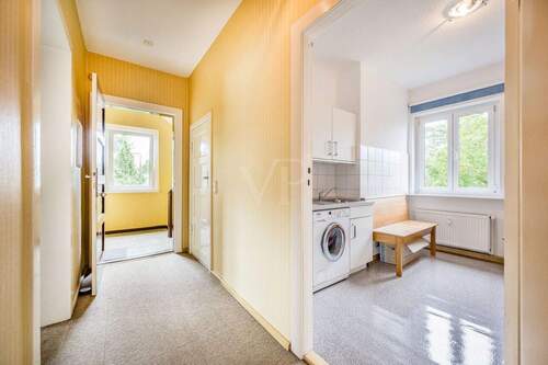 Flur im ersten Obergeschoss - 9 Zimmer Mehrfamilienhaus, Wohnhaus in Berlin