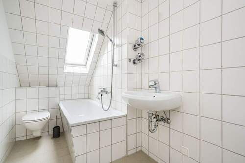 Badezimmer im Dachgeschoss - 