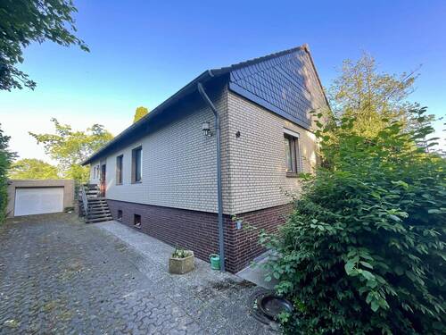 Eingangsseite mit Garage - 